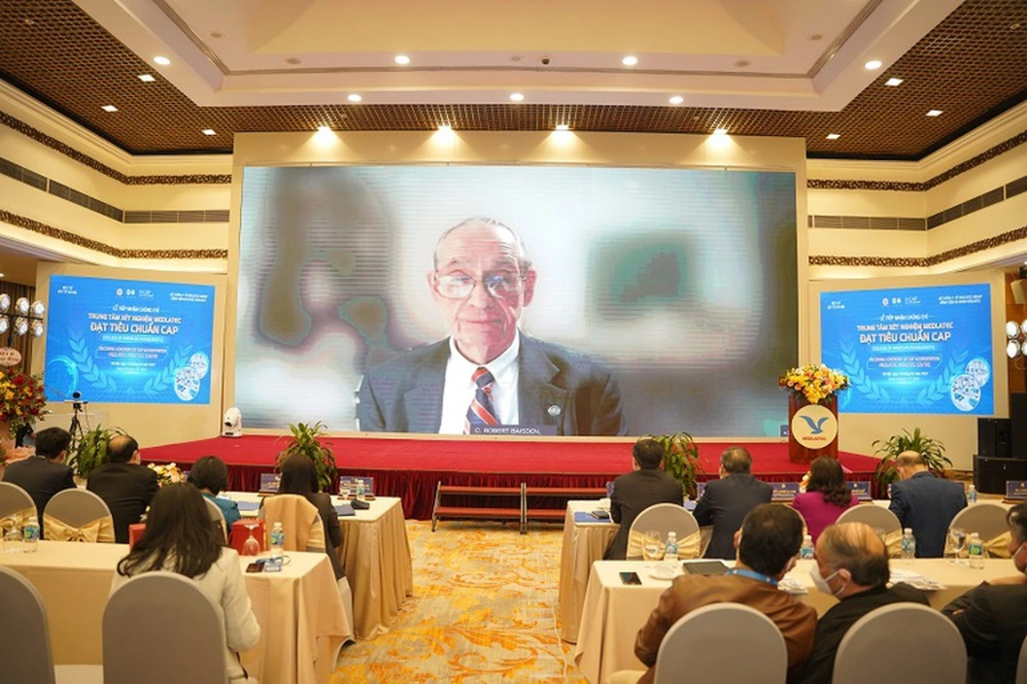 Toàn cảnh hội nghị tại điểm cầu Hà Nội được kết nối trực tuyến với đại diện tổ chức CAP tại Mỹ.