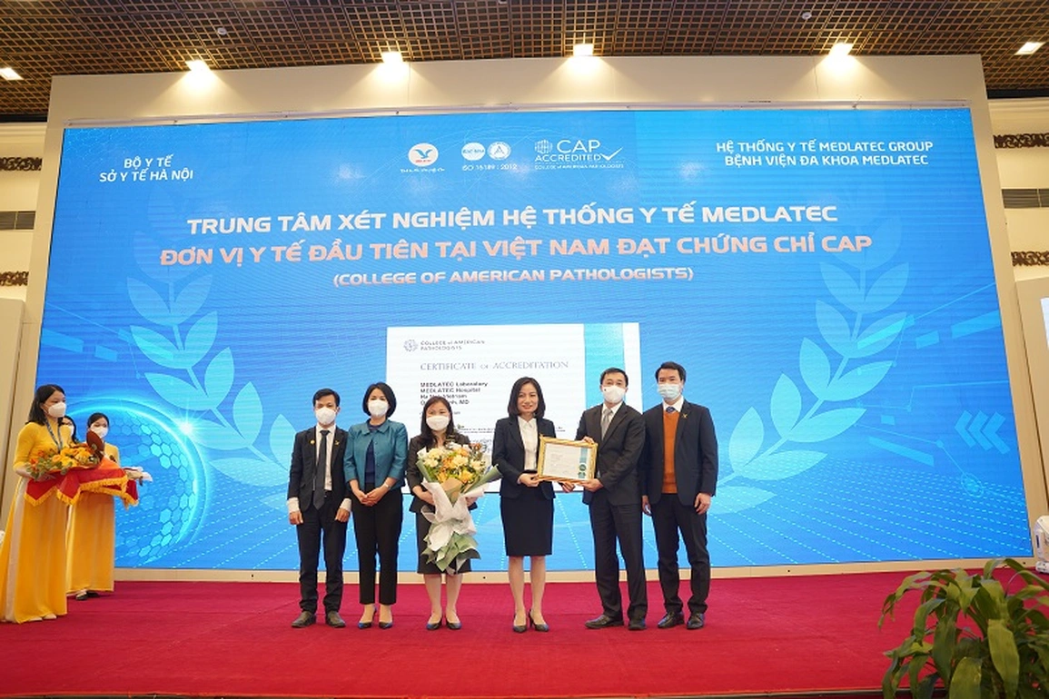 TS Trịnh Thị Quế (thứ tư từ trái qua phải) đại diện Trung tâm Xét nghiệm MEDLATEC nhận chứng nhận từ Thứ trưởng Bộ Y tế