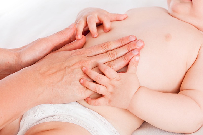 Massage bụng có thể kích thích tiêu hóa để trẻ đi ngoài dễ dàng 