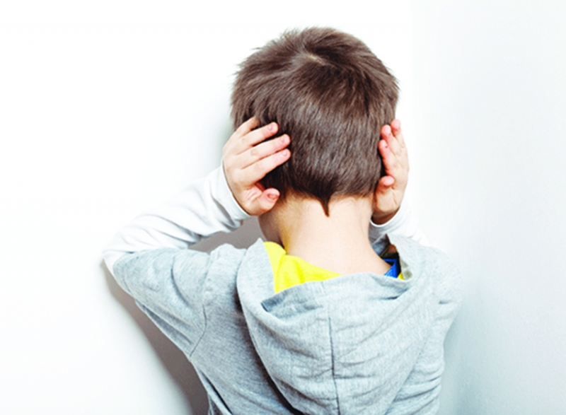 Tránh xa tiếng ồn và ánh sáng mạnh là một trong những hành vi của trẻ tự kỷ