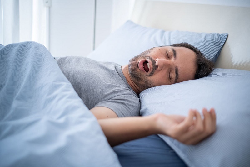 Ngáy lúc ngủ có thể khiến họng khô, đau