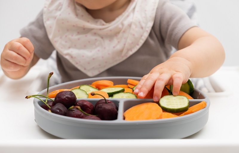Chế độ ăn là một trong các yếu tố ảnh hưởng đến số lần đi ngoài của trẻ 6 tháng