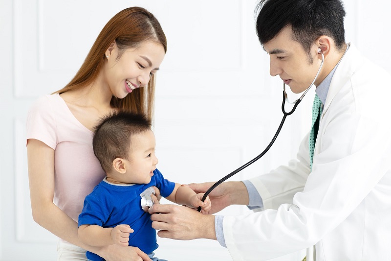Trẻ 6 tháng đi ngoài trên 5 lần/ngày hoặc kèm dấu hiệu bất thường cần được khám bác sĩ ngay