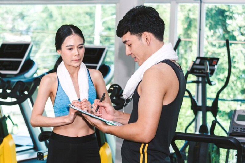 Gymer nên tư vấn huấn luyện viên để được hướng dẫn chi tiết về chế độ dinh dưỡng và tập luyện 