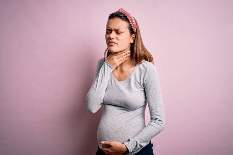 Tình trạng đau, rát cổ họng khiến mẹ bầu khó khăn khi ăn uống