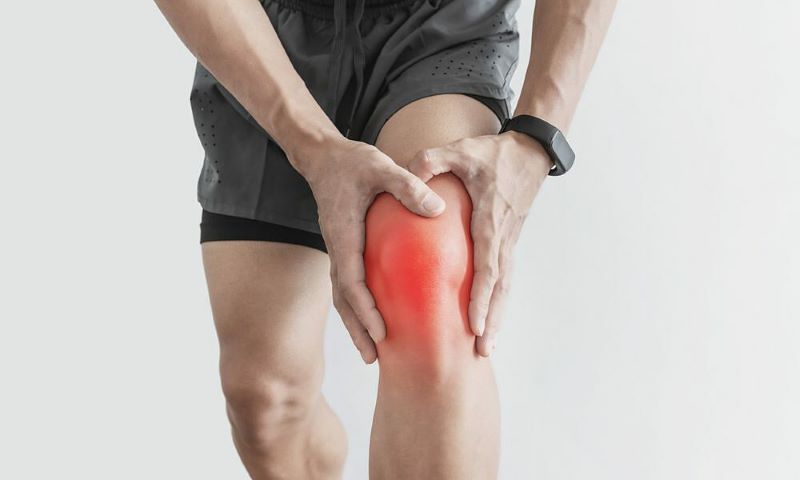 Chấn thương do vận động, chơi thể thao có thể làm tổn thương đầu gối gây đau