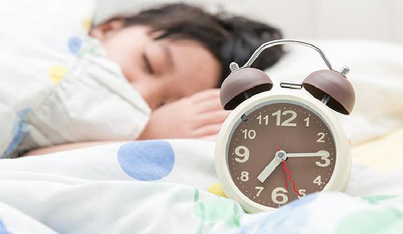 Thiết lập thói quen ngủ vào khung giờ cố định giúp cải thiện giấc ngủ của trẻ 5 tháng tuổi