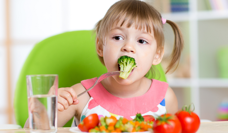Bên cạnh việc dùng sản phẩm bổ sung thì cũng nên tăng cường chất xơ từ thực phẩm tự nhiên cho trẻ