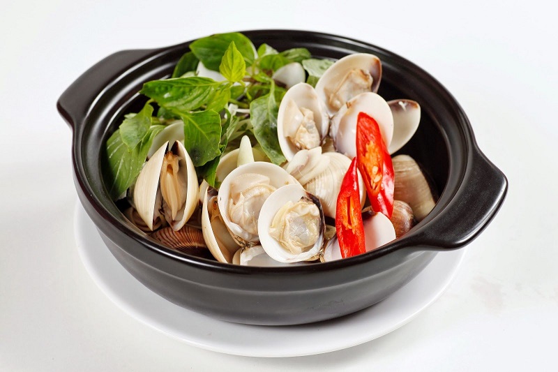 Thêm rau húng vào món hấp hải sản giúp món ăn thêm thơm ngon