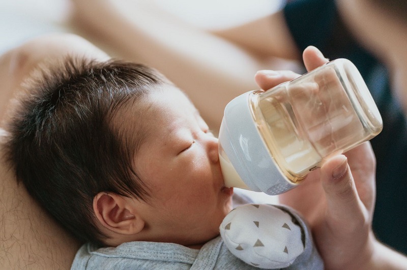 Thời điểm khi nào trẻ sơ sinh đi ngoài thành khuôn phụ thuộc vào việc trẻ dùng sữa công thức hay sữa mẹ và sự hoàn thiện của hệ tiêu hóa