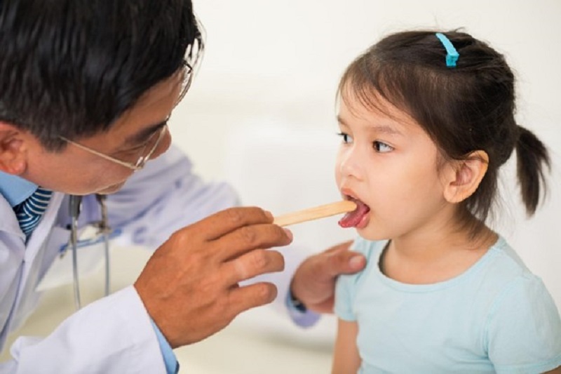 Bé bị viêm loét miệng họng sốt cao kéo dài cần được khám và điều trị bởi bác sĩ chuyên khoa