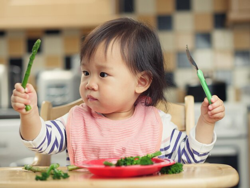 Ba mẹ chú ý xây dựng chế độ ăn phù hợp để tránh hiện tượng trẻ đi ngoài phân mỡ