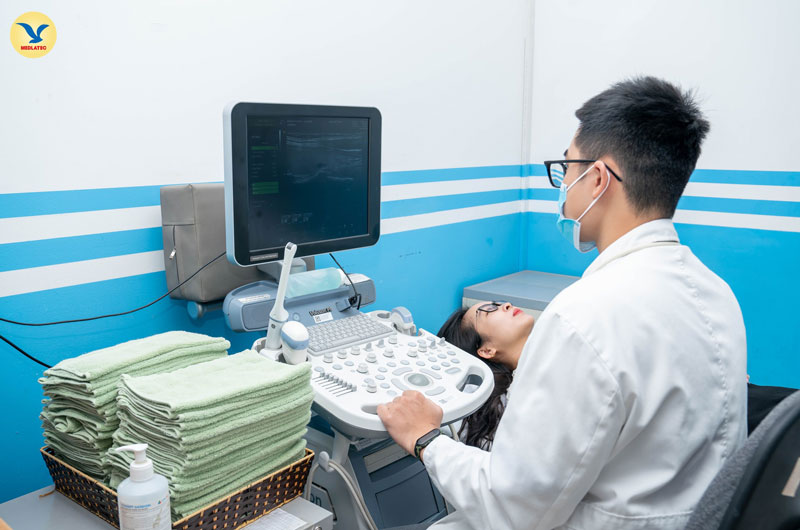Kỹ thuật chẩn đoán hình ảnh, ví dụ như siêu âm được sử dụng trong quá trình thăm khám