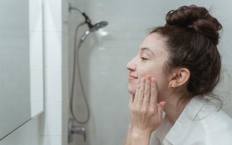 Massage mặt với nước muối loãng để đánh tan mỡ trên khuôn mặt