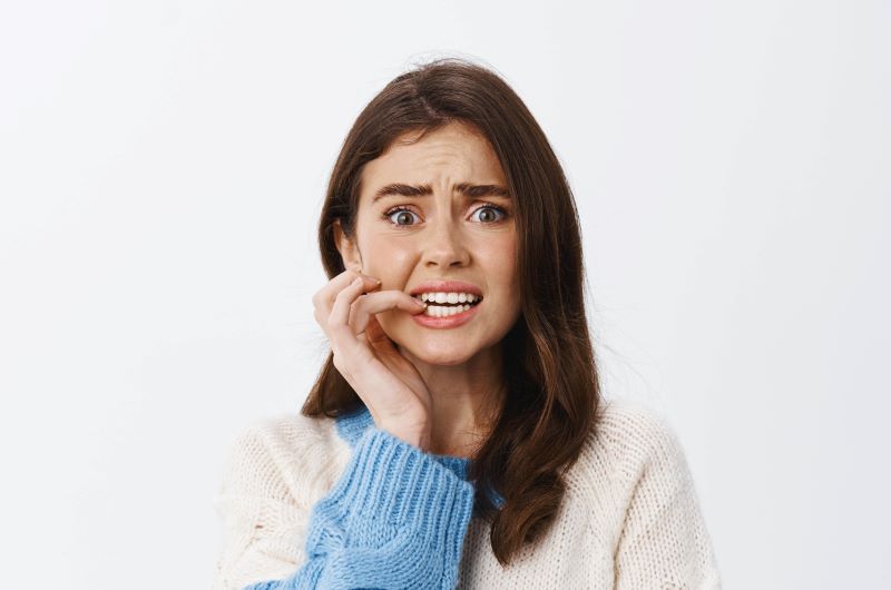 Sức khỏe răng miệng bị ảnh hưởng vì thói quen cắn móng tay