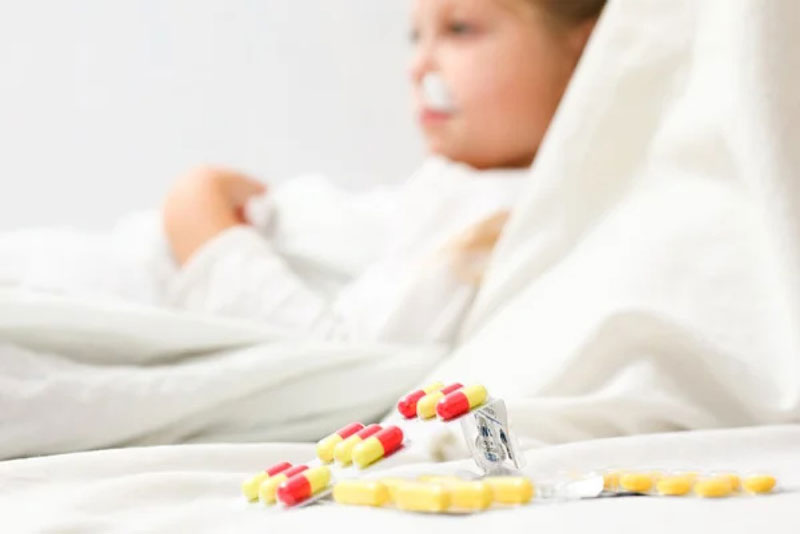 Cha mẹ nên theo dõi và hướng dẫn trẻ dùng thuốc theo chỉ định của bác sĩ