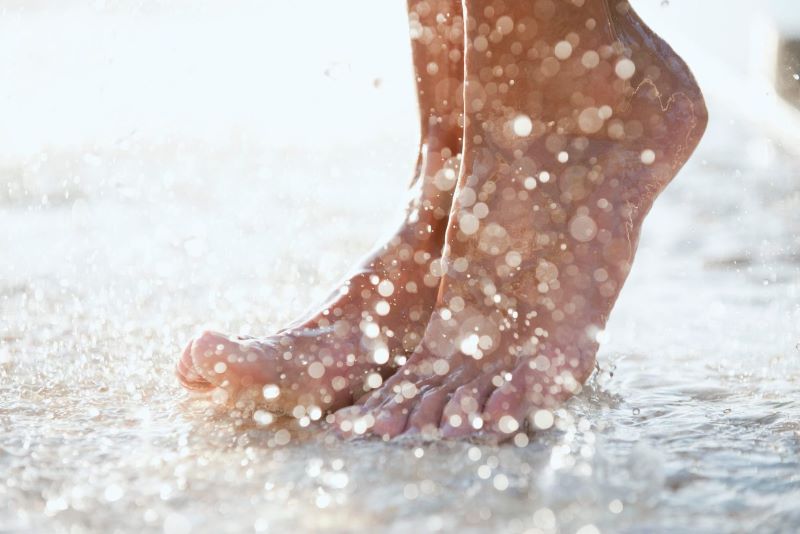 Da chân tiếp xúc với nhiều có thể bị khô, tróc vảy