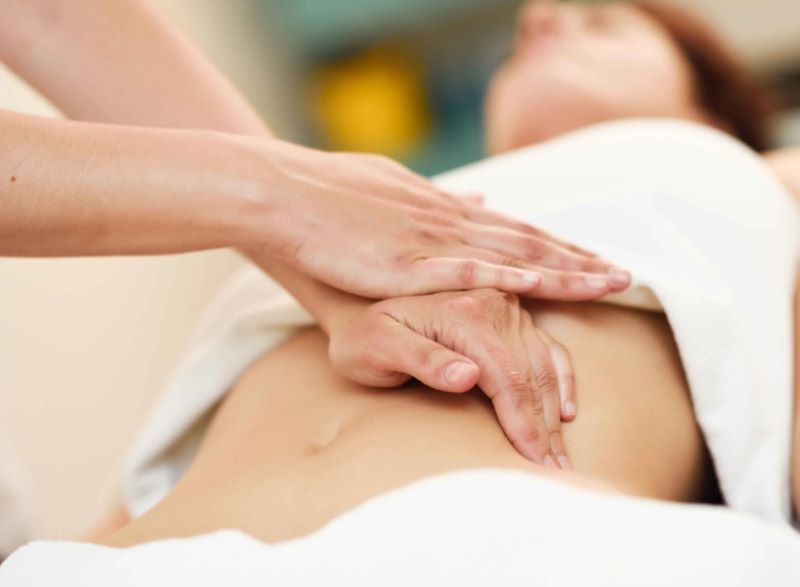 Massage có thể giúp giảm co thắt tử cung và cải thiện triệu chứng đau bụng