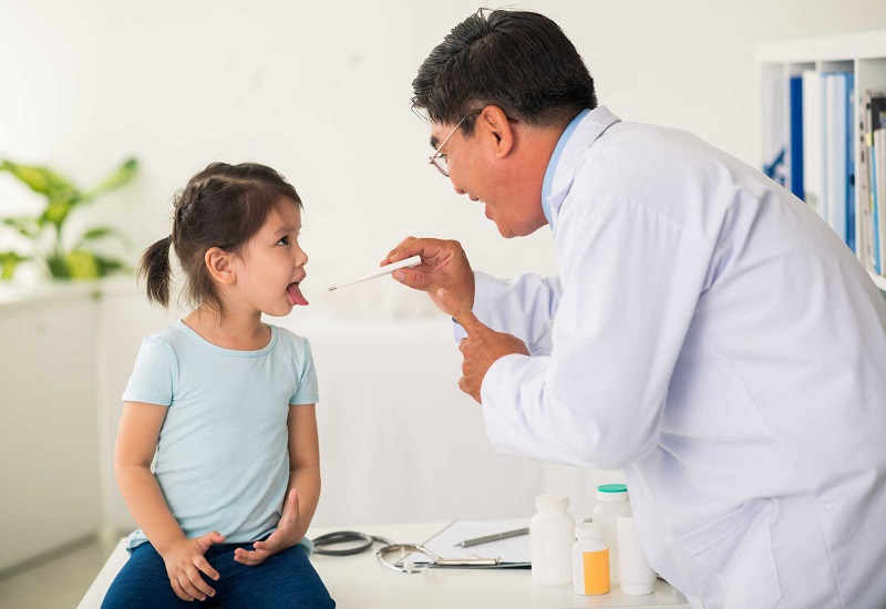 Việc thăm khám bệnh cúm cho trẻ sẽ giúp hạn chế các biến chứng