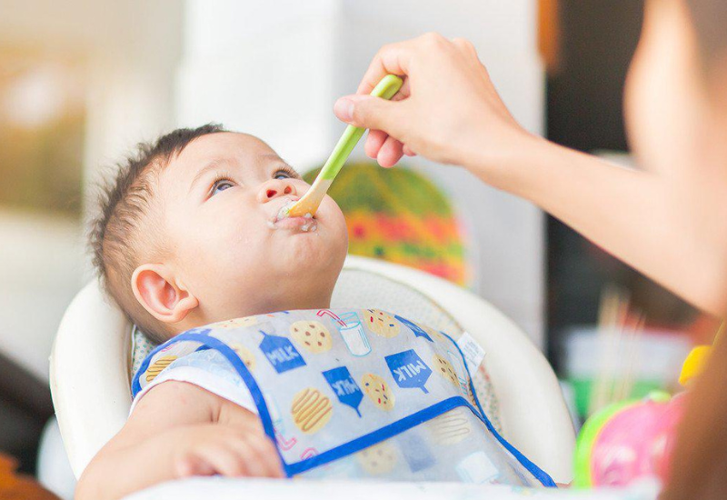 Cho trẻ ăn mặn sẽ ảnh hưởng đến sức khỏe và tạo thói quen ăn mặn trong tương lai
