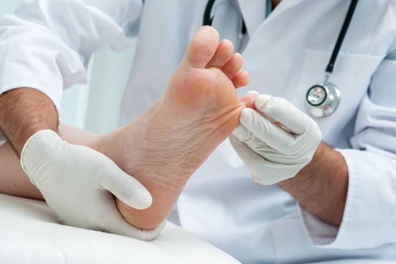 Tìm đến bác sĩ khi móng chân bị dập quá nặng hoặc có dấu hiệu nhiễm trùng
