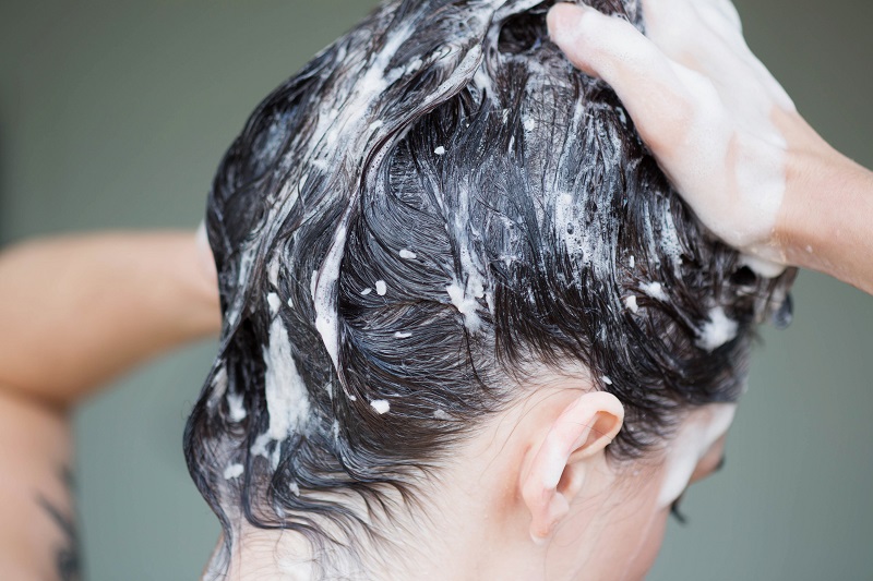 Làm sạch tóc là cần thiết nhưng gội đầu nhiều, dù là dầu gội dịu nhẹ cũng có thể khiến tóc hư tổn