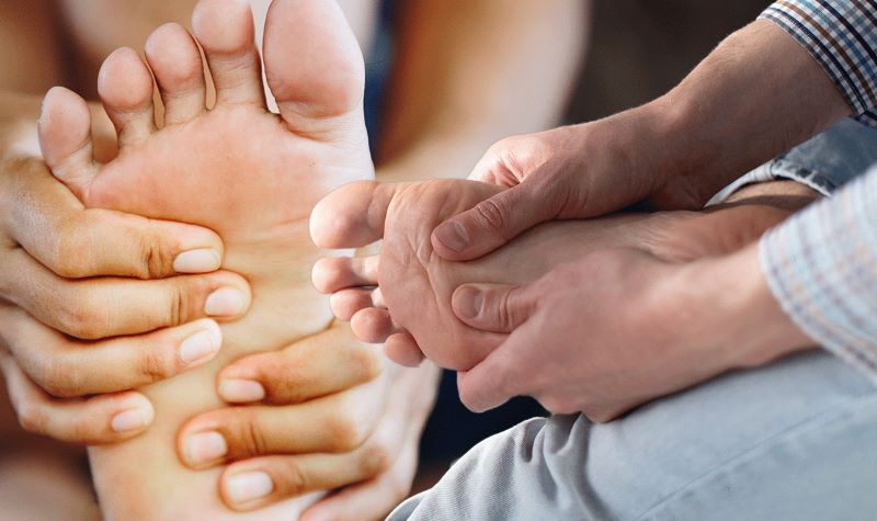 Người thiếu Vitamin B12 có thể gặp tình trạng tê bì chân tay