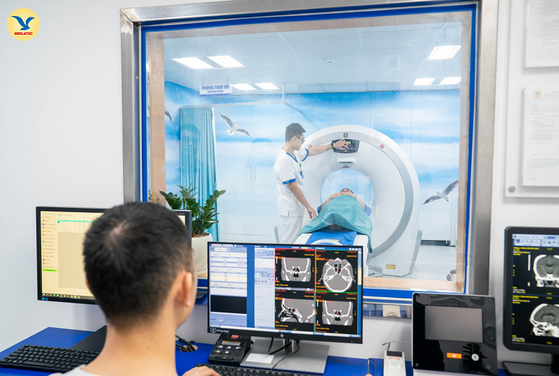 Bệnh nhân đang được bác sĩ tiến hành chụp MRI não