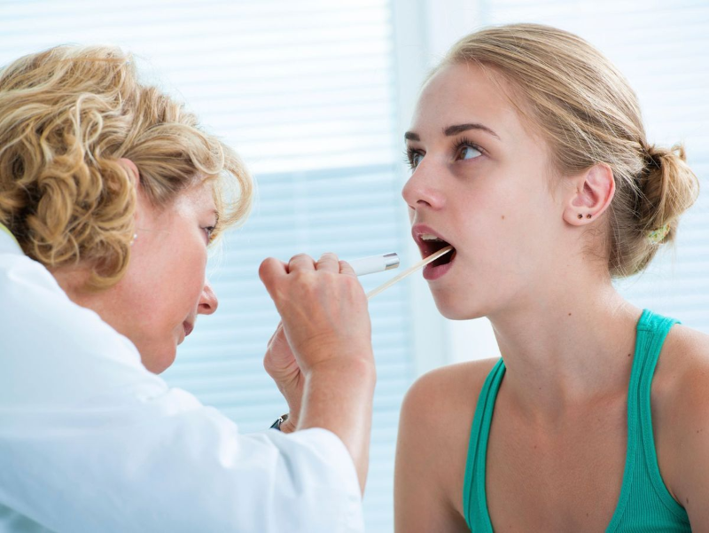 Kiểm tra họng và xem xét các triệu chứng và biểu hiện của bệnh nhân