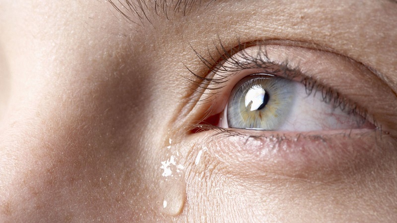 Tại sao khi ho, mắt lại chảy nước mắt?