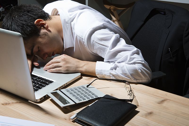 Áp lực từ công việc gây căng thẳng, stress là nguyên nhân khiến nhiều người bị đau đầu, mất ngủ