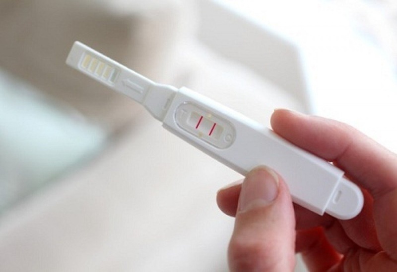 Dùng que thử thai để phát hiện có mang thai hay không