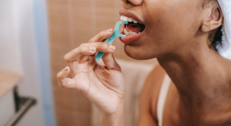 Sau khi ăn uống, bạn nên dùng chỉ nha khoa để vệ sinh răng
