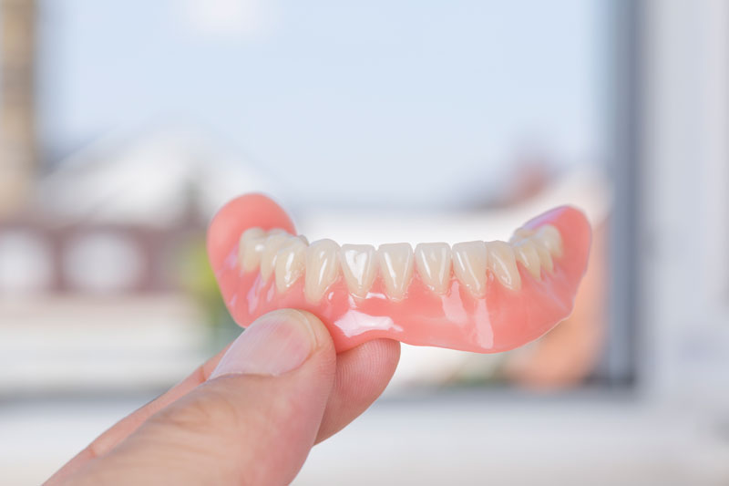 Sử dụng hàm giả tháo lắp là phương án phục hình răng cửa phổ biến