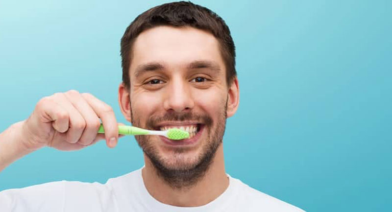 Chúng ta nên vệ sinh răng miệng cẩn thận để kéo dài tuổi thọ của răng Implant