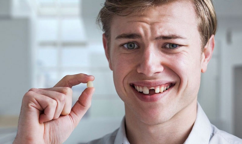 Mất răng cửa khiến hoạt động ăn nhai gặp khó khăn