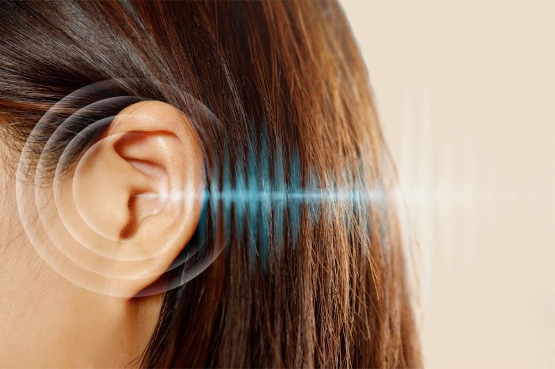 Viêm xương chũm có thể dẫn đến tình trạng đau vùng sau tai, giảm thính lực