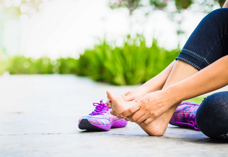 Tại sao lòng bàn chân là vị trí chủ yếu bị sự dày sừng khu trú trong bệnh mắt cá chân và chai chân?
