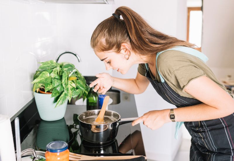 Cháo cá basa cần được nấu chín kỹ để đảm bảo độ thơm ngon và an toàn cho bé