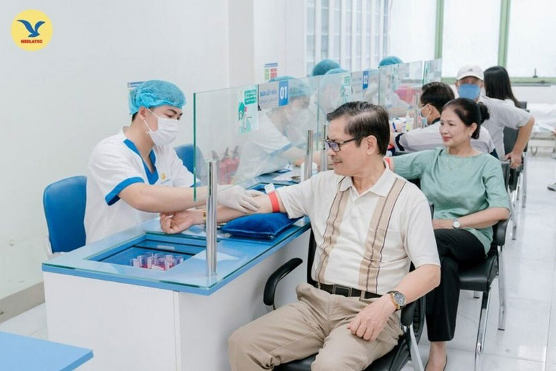 Khách hàng đang lấy mẫu xét nghiệm tại Hệ thống Y tế MEDLATEC 