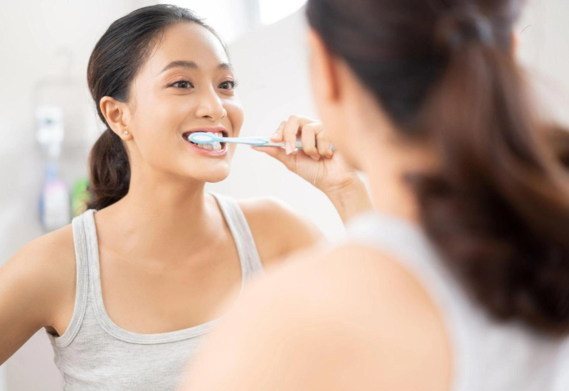 Chăm sóc răng miệng khoa học giúp bảo vệ răng sứ