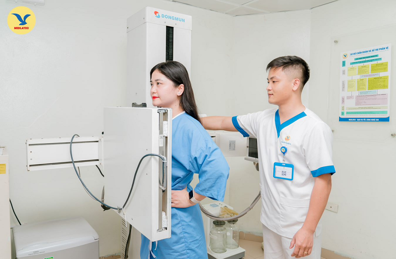 Khách hàng đang tiến hành chụp X-quang tại MEDLATEC