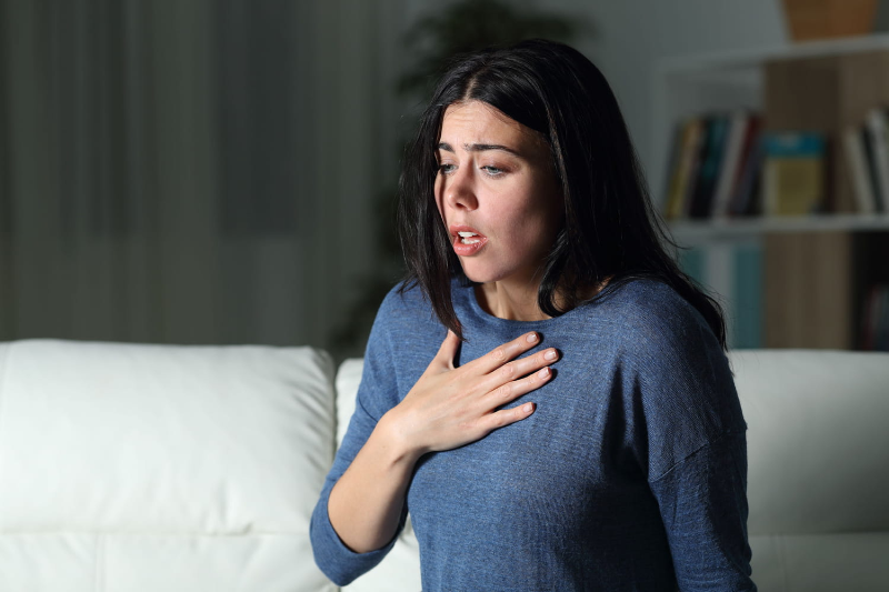 Các bệnh lý dị ứng như hen suyễn có thể gây sưng và co bóp mô trong thanh quản