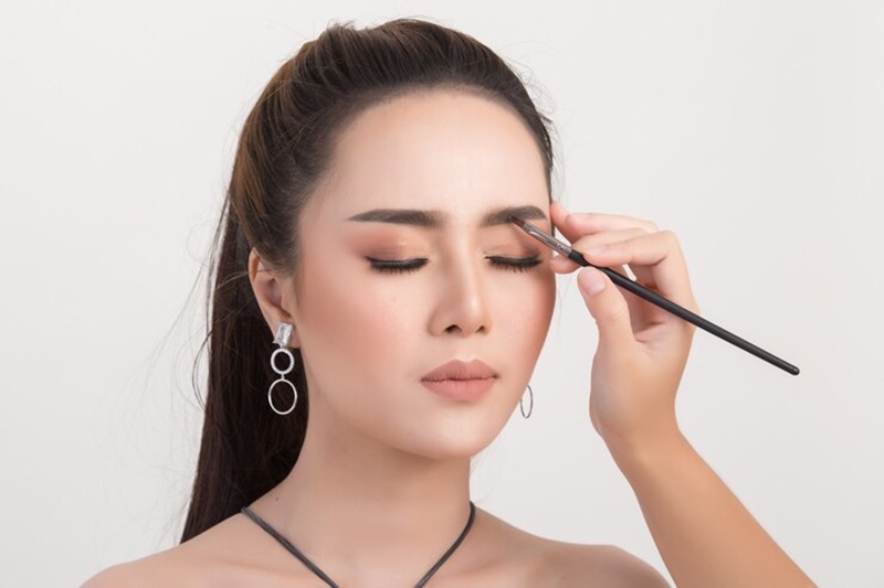 Bạn nên trang điểm để đôi mắt đẹp và cuốn hút hơn