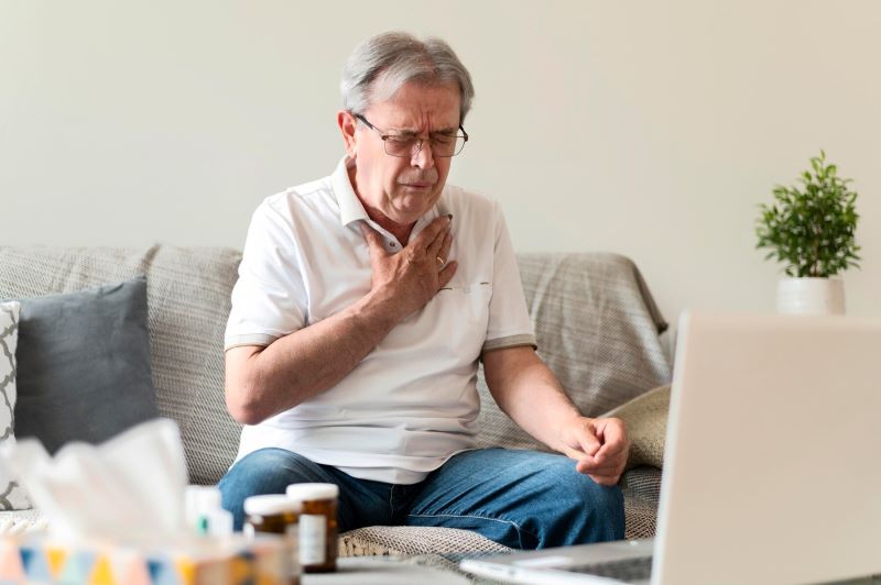 Viêm phổi là nguyên nhân hàng đầu gây ra hiện tượng khó thở lúc ngồi