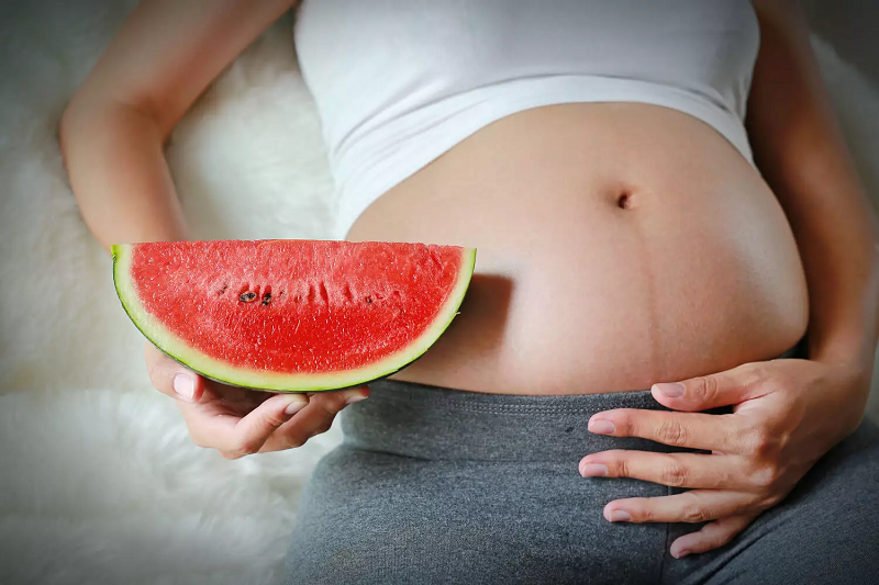 Tại sao mẹ bầu không nên ăn quá nhiều dưa hấu?