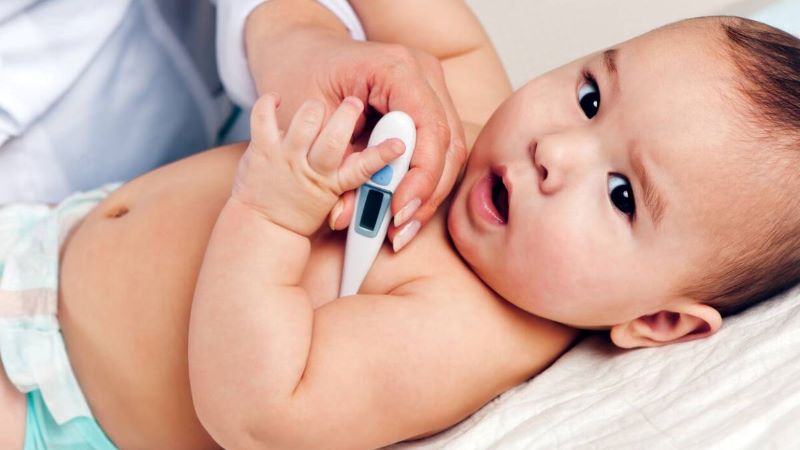 Nhiễm khuẩn tiết niệu trẻ sơ sinh có thể gây sốt nhẹ hoặc cao tùy trường hợp
