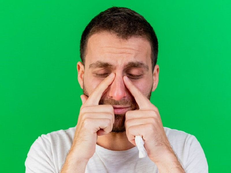 Bị chấn thương do lực tác động mạnh là nguyên nhân thường gặp khiến mũi bị hếch