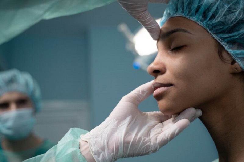 Phẫu thuật khắc phục mũi hếch là phương pháp được nhiều người lựa chọn