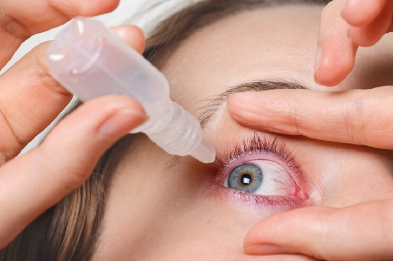 Dùng nước muối sinh lý rửa sạch bụi bẩn giúp ngăn ngừa tổn thương cho mắt